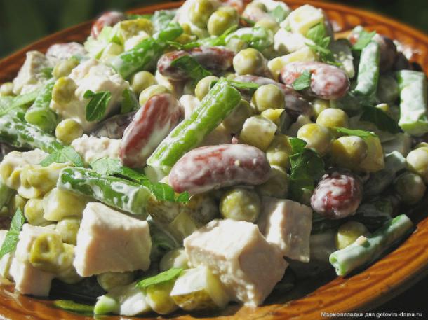 Салат со свининой и солеными огурцами
