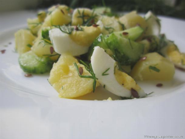 Салат с картофелем, огурцами и яйцами